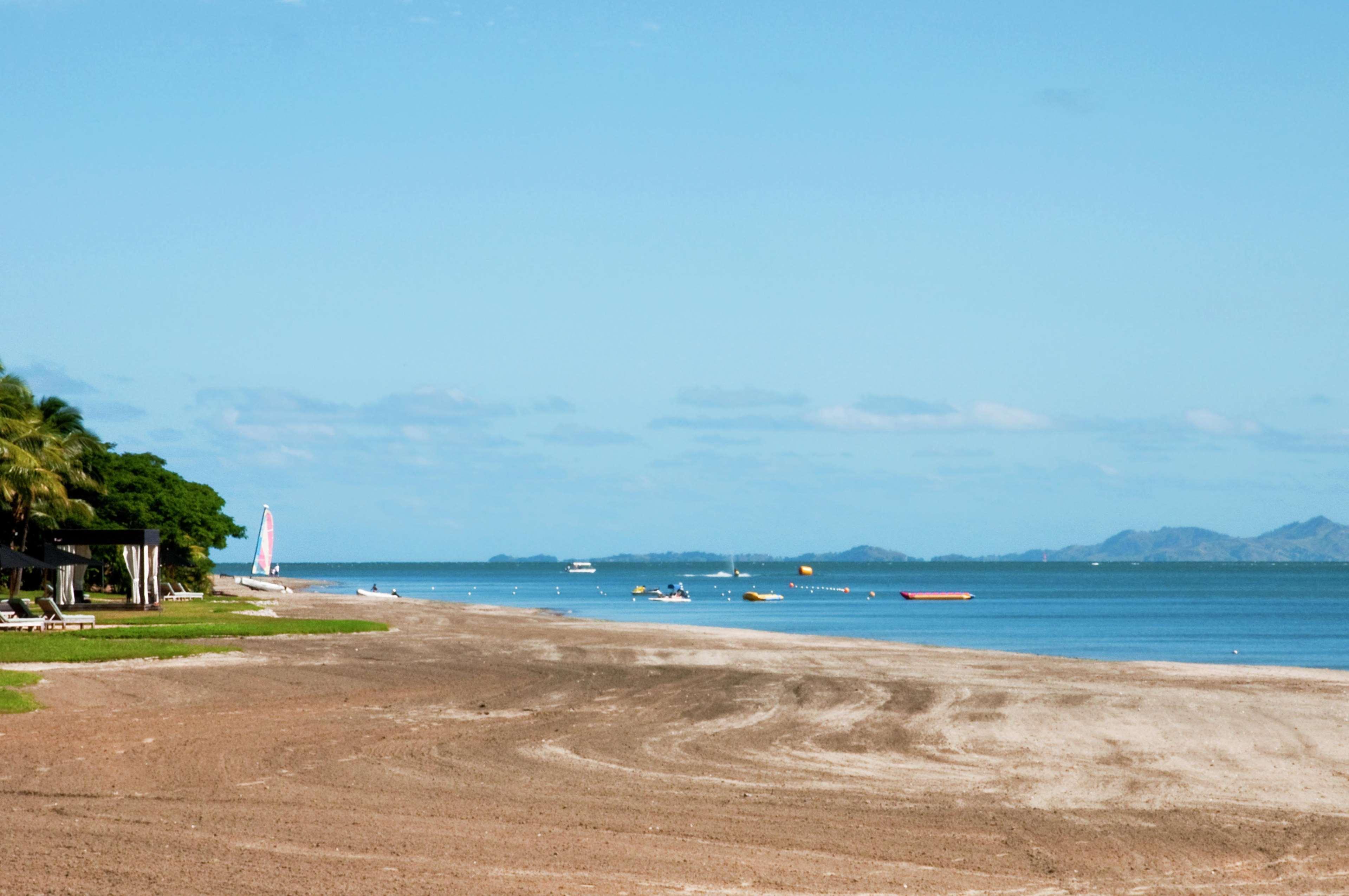 Hilton Fiji Beach Resort And Spa Denarau Island Fasilitas foto View of the bay from the beach